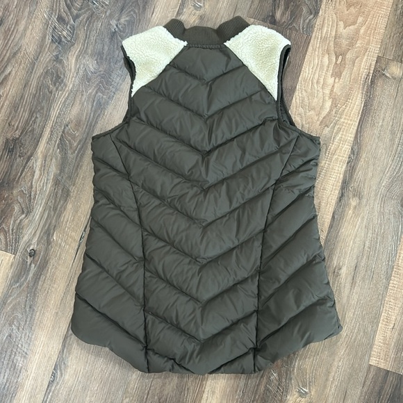 Athleta Responsible Down Tundra Sherpa Puffer Vest Womens Size Medium - Picture 13 of 14